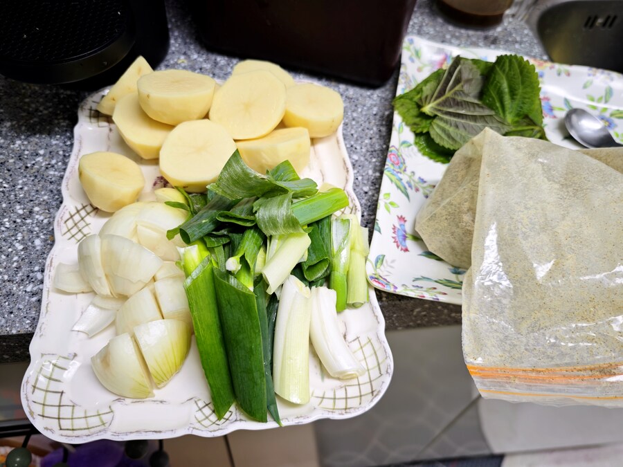 쌀쌀할때는 묵은지 감자탕_2.jpg