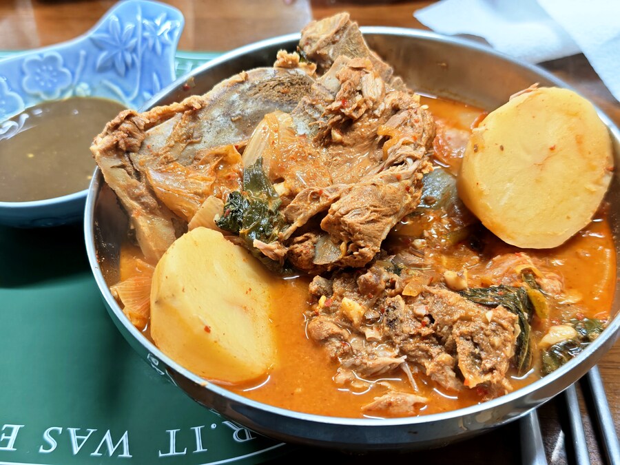 쌀쌀할때는 묵은지 감자탕_7.jpg