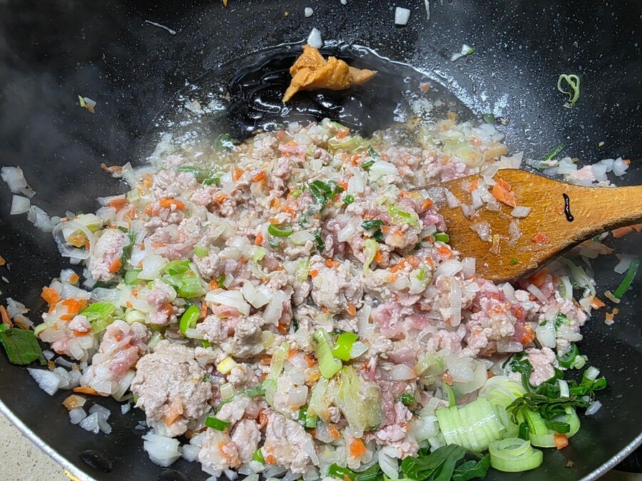 직장에서 3천원씩 걷어서 해먹는 점심 간짜장 돈까쓰_5.jpg