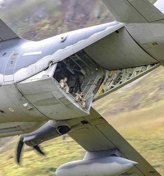 한가롭게 휴식을 즐기고 있는 군인들_1.webp