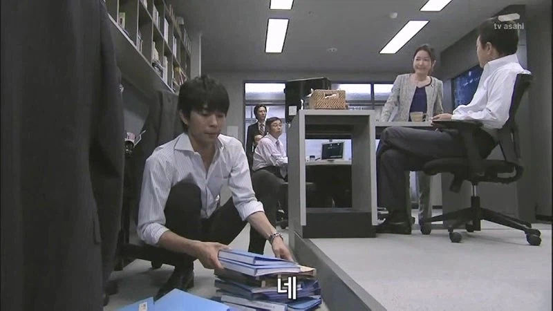 후배한테 책상정리하라고 쿠사리 주는 노처녀 아줌마_12.webp