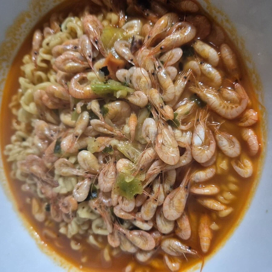 혐) 벌레가 가득 들어있는 라면_1.webp