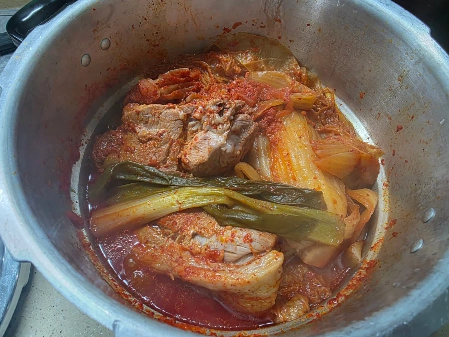 직장에서 3천원씩 걷어서 해먹는 점심 김치찜_3.webp