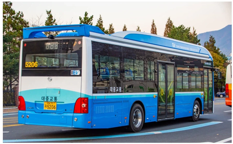 정정합니다. 서대문구에서 사고난 버스는 황하이 E-SKY 11입니다._2.webp