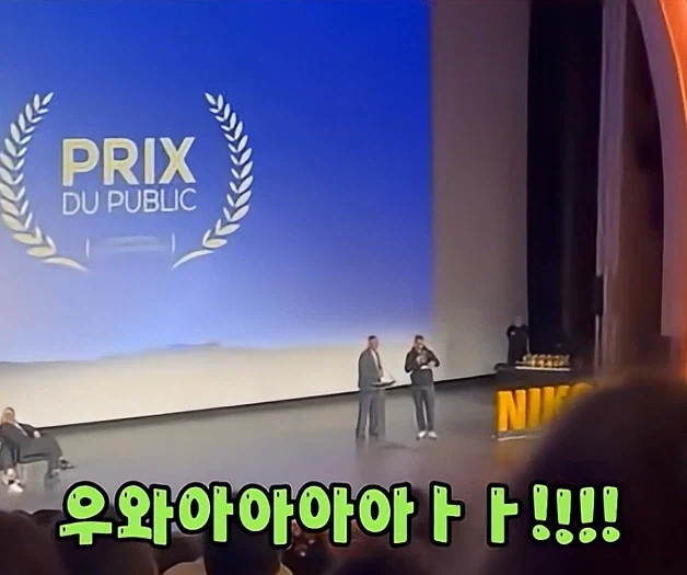 꿈을 포기하고 9 to 5 직장에 취직한 여성_18.webp