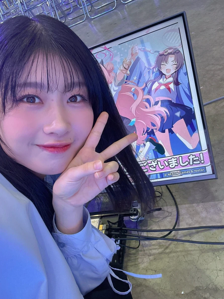 블루아카 5주년 행사장 인증샷 찍은 성우들_10.webp