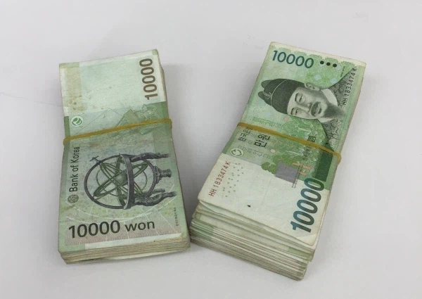 현금 200만원 체감하는 사진_1.webp