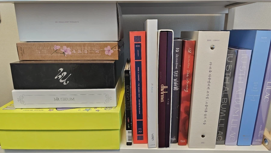 눈물을 머금고 굿즈 박스 정리함..._1.webp