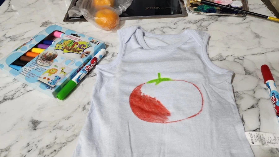 아기 옷에 낙서하기_1.webp