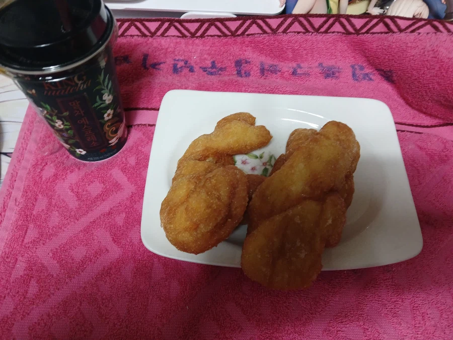 오랜만에 먹어보는 꽈배기!!_1.webp