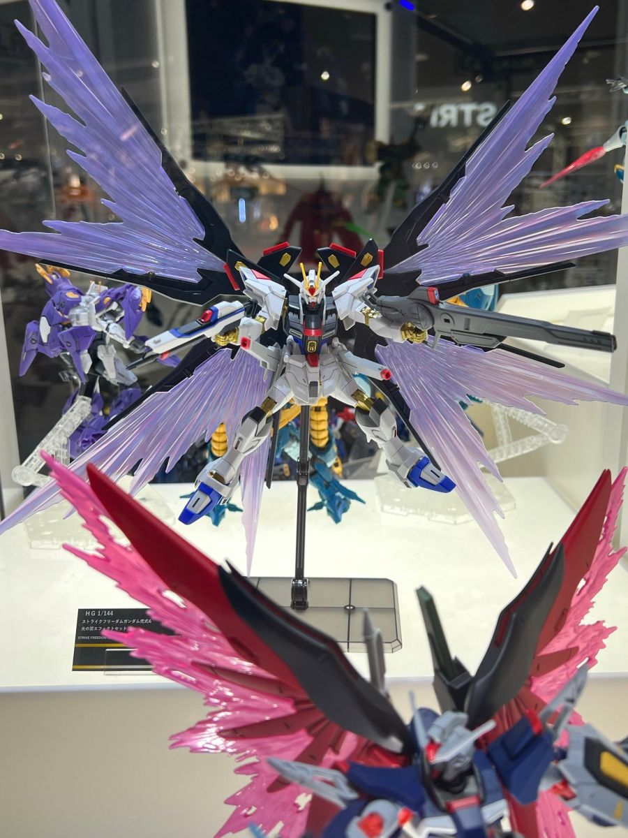 HGCE 1/144 S 프리덤 2식 + 빛의 날개 이펙트 전시 사진_1.jpg