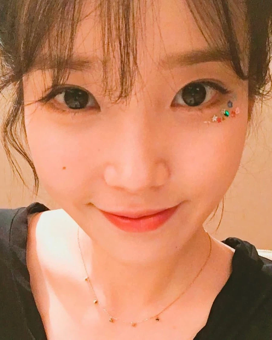 니들 매거진 인스타그램(2016년 그 시절 아이유)_3.webp