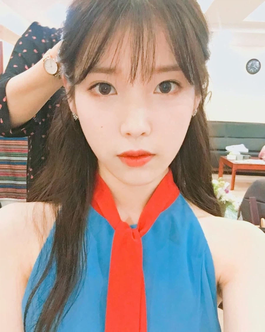 니들 매거진 인스타그램(2016년 그 시절 아이유)_6.webp