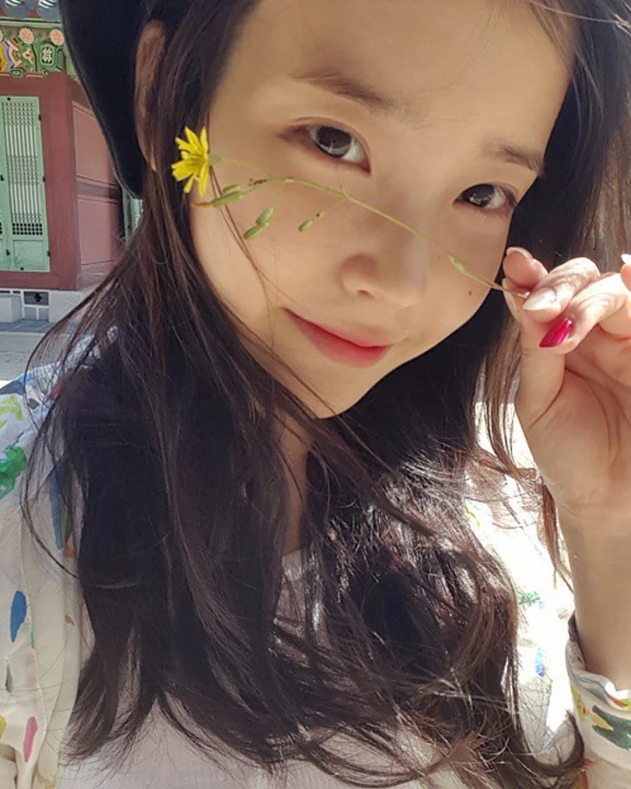 니들 매거진 인스타그램(2016년 그 시절 아이유)_7.webp