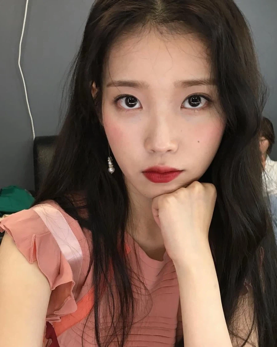 니들 매거진 인스타그램(2016년 그 시절 아이유)_10.webp