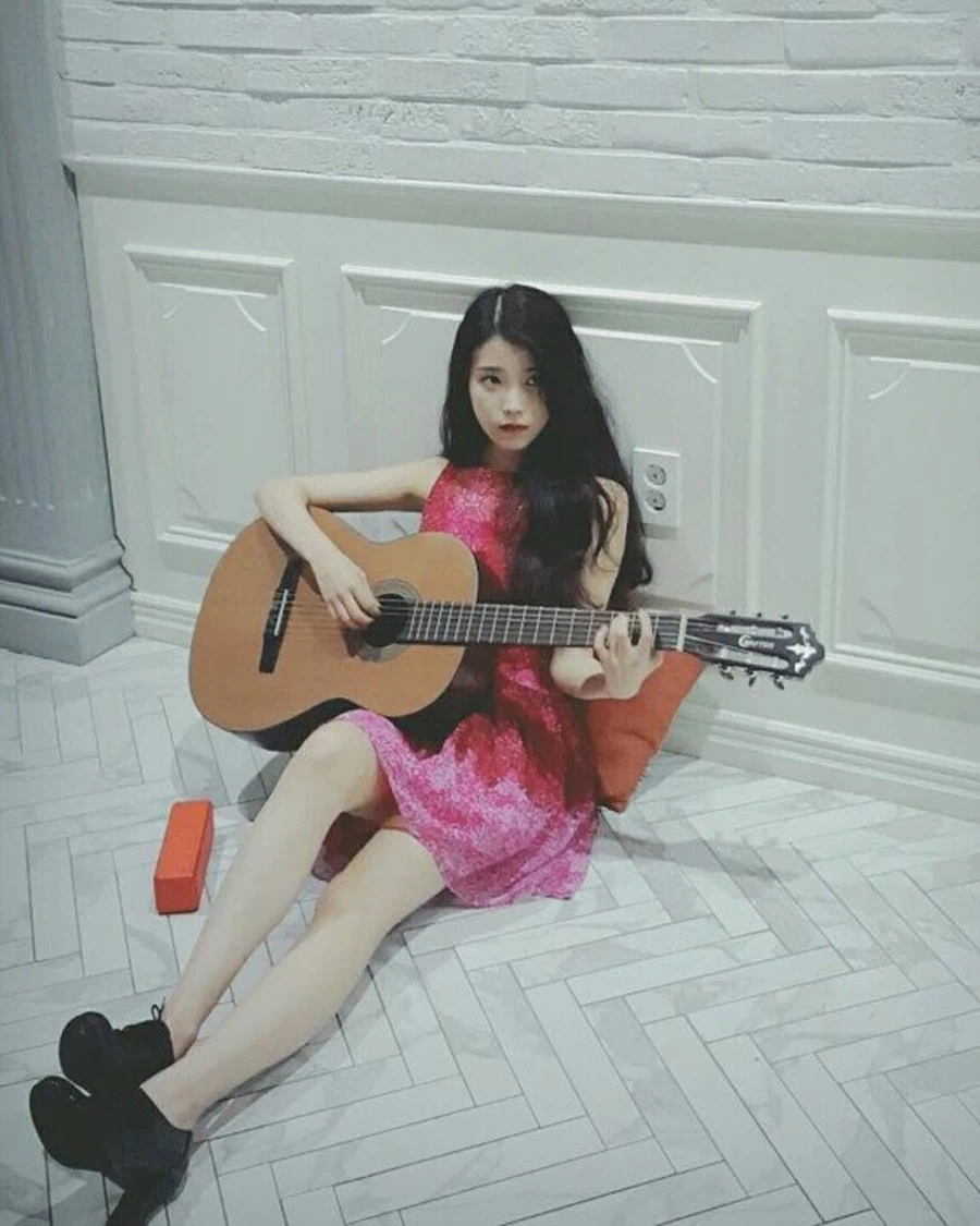 니들 매거진 인스타그램(2016년 그 시절 아이유)_14.webp