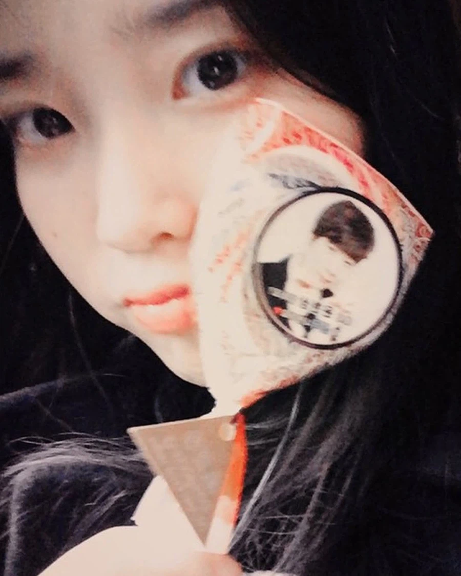 니들 매거진 인스타그램(2016년 그 시절 아이유)_16.webp