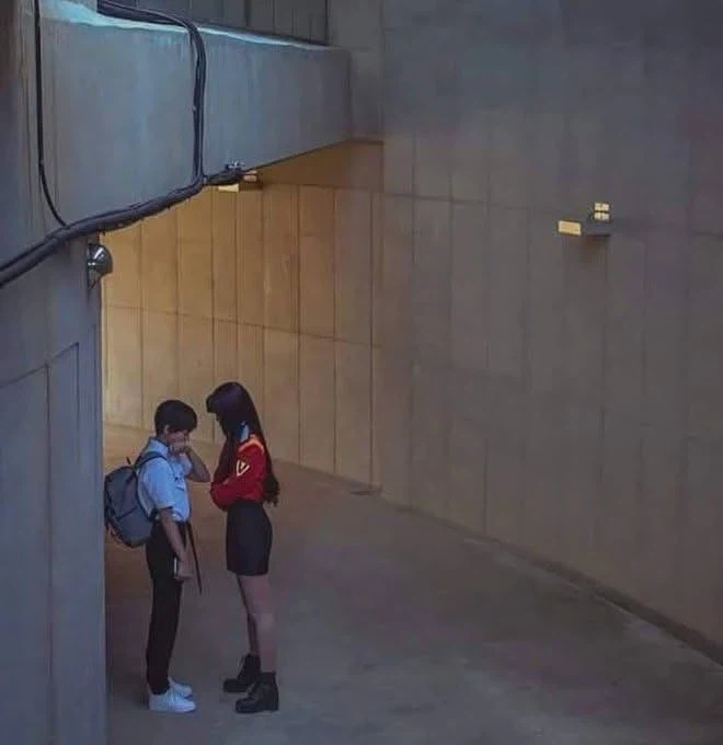 골목에서 연상녀에게 혼나는 중딩.JPG_1.webp