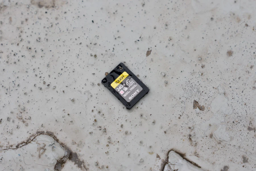 하루를 믿고 맡길 수 있는 메모리 카드, 소니 터프 CEA-G240T_8.webp