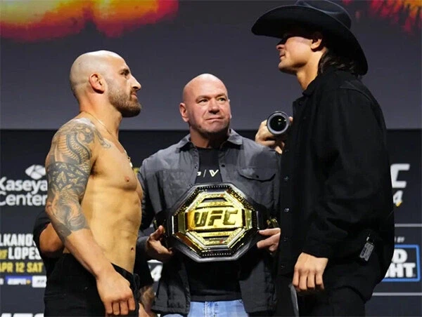 UFC) 역사적이었던 어느 선수의 타이틀전.gif_6.webp