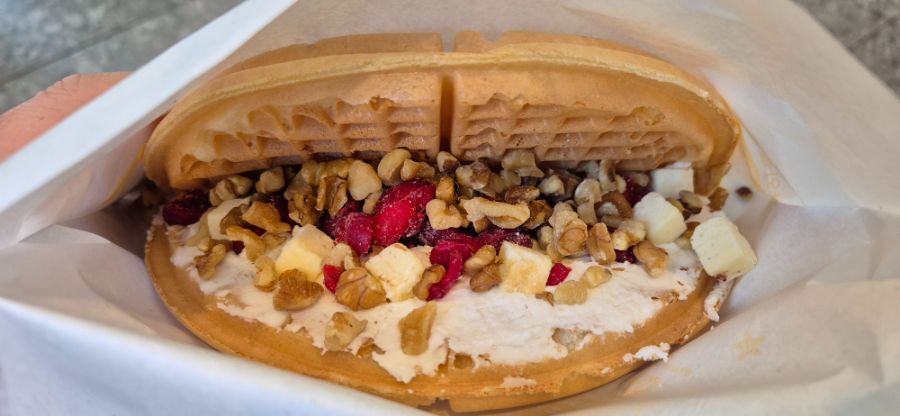 와플대학에서 치즈케이크&크랜베리 와플을 먹어봤습니다._1.jpg