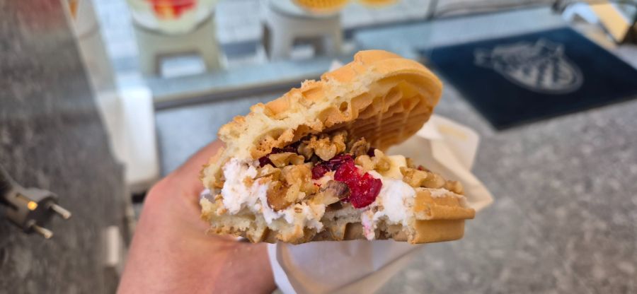 와플대학에서 치즈케이크&크랜베리 와플을 먹어봤습니다._3.jpg