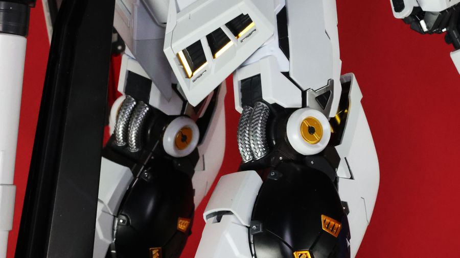 PG 언리쉬드 뉴 건담 롤아웃 포징 사진_24.jpg