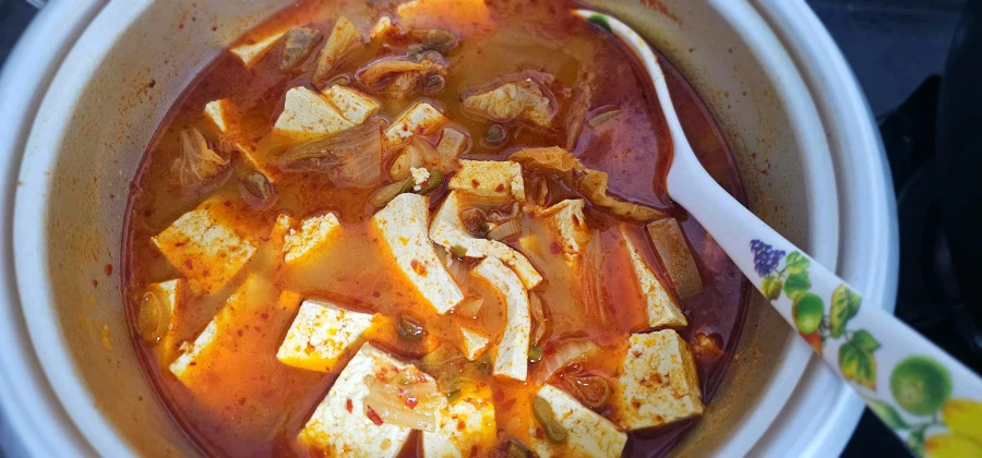 돼지고기 김치찌개, 소박한 점심_1.webp