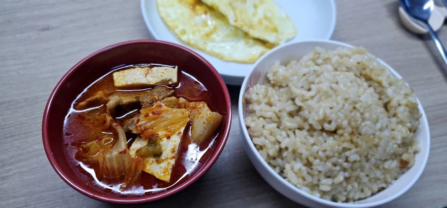 돼지고기 김치찌개, 소박한 점심_2.webp