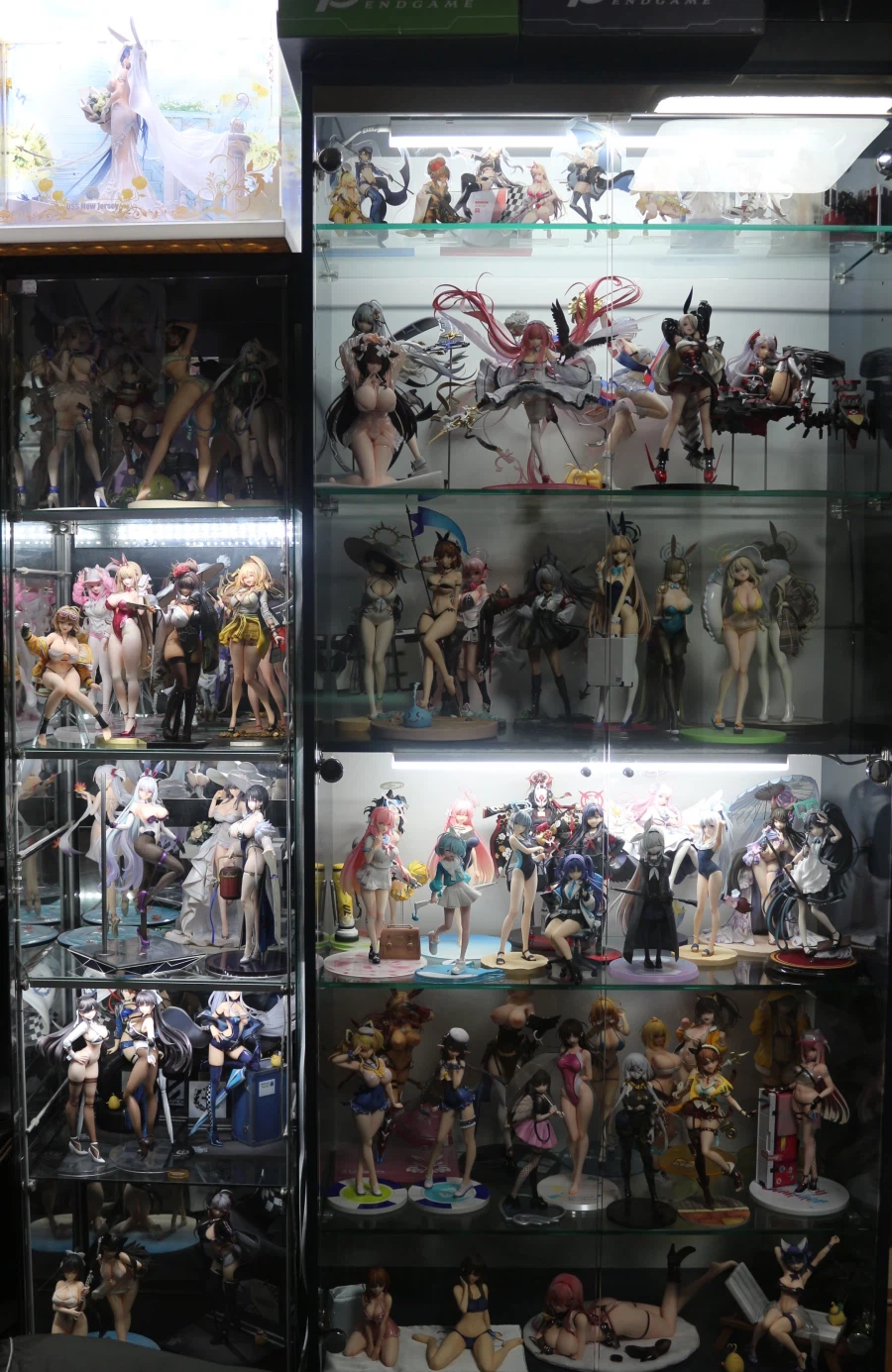 장식장 뒤에 거울 붙인 겸 미소녀 피규어 재배치_1.webp