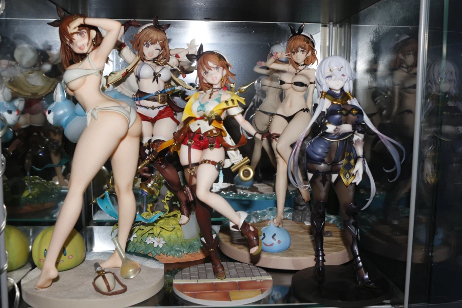 장식장 뒤에 거울 붙인 겸 미소녀 피규어 재배치_9.webp