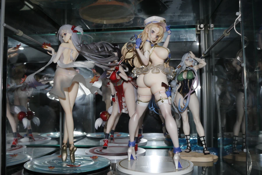 장식장 뒤에 거울 붙인 겸 미소녀 피규어 재배치_10.webp