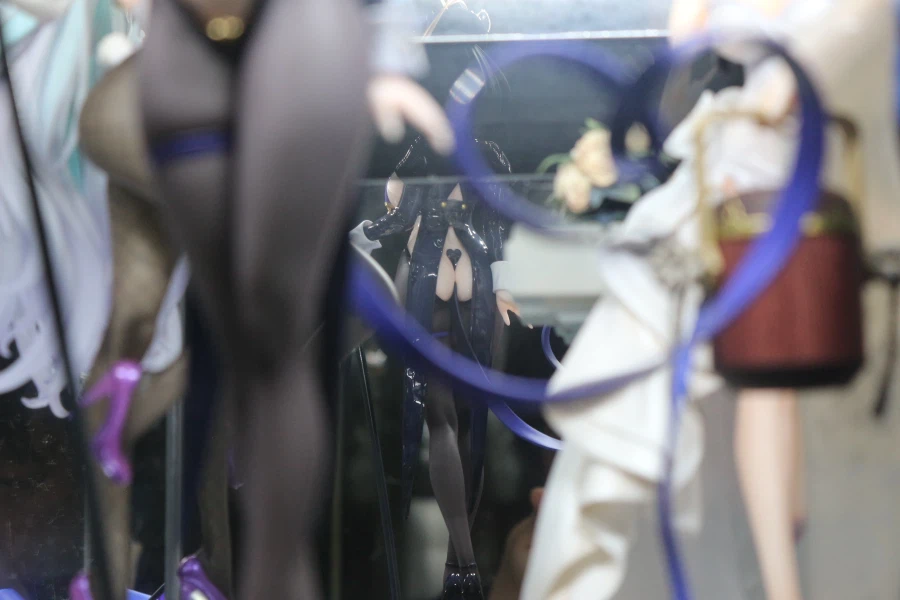 장식장 뒤에 거울 붙인 겸 미소녀 피규어 재배치_18.webp