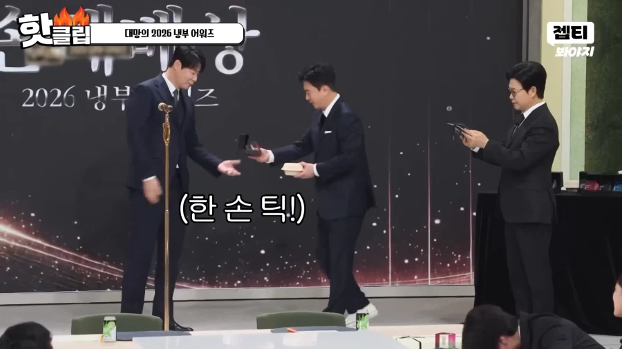 유튜브) 유명 스타 셰프 시상식 태도 논란_11.webp