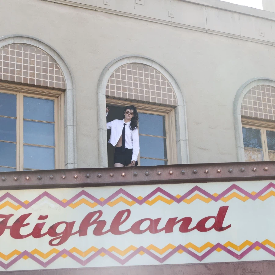 크리스틴 스튜어트 100년된 극장매입 재개장 예정_2.webp