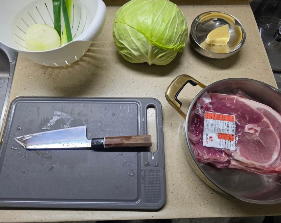 직장에서 3천원씩 걷어서 해먹는 점심 양배추제육쌈밥_1.webp