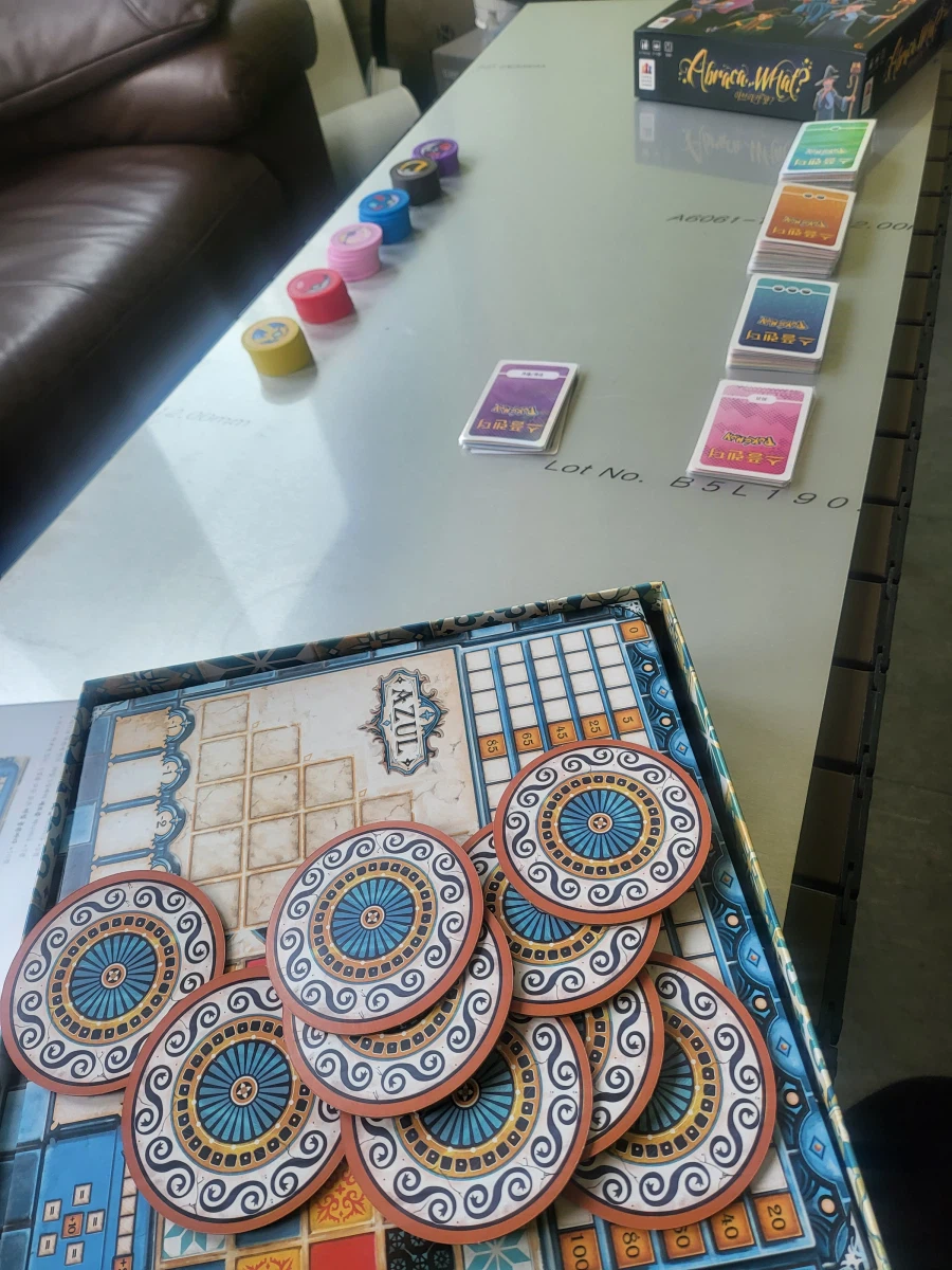 오늘은 금요일입니다. 보드게임 하다 퇴근하는 날이죠_1.webp