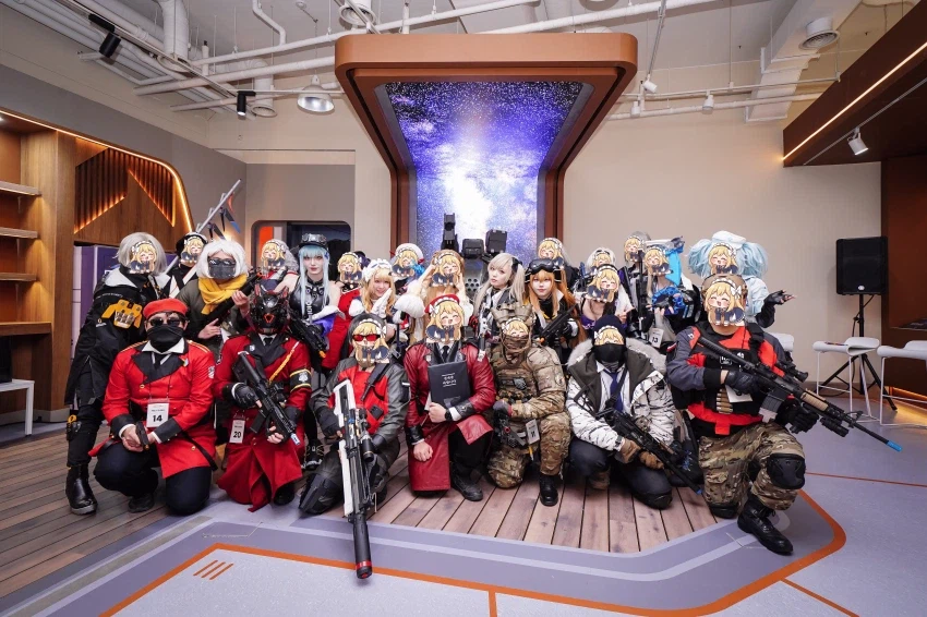 소전2)공식 갤러리 무대 지휘관분들과 전술인형들과 단체사진_1.webp