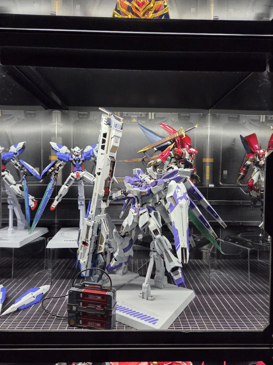 연휴 기념 장식장 재배치 중_4.webp