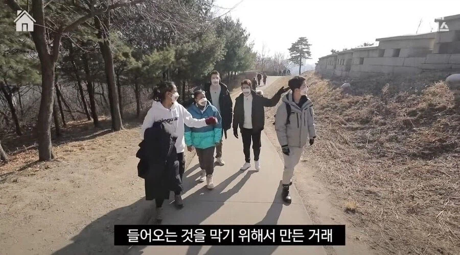 ??? : 이 성벽은 왜구의 침입을 막기위해 쌓은 것으로.._2.webp