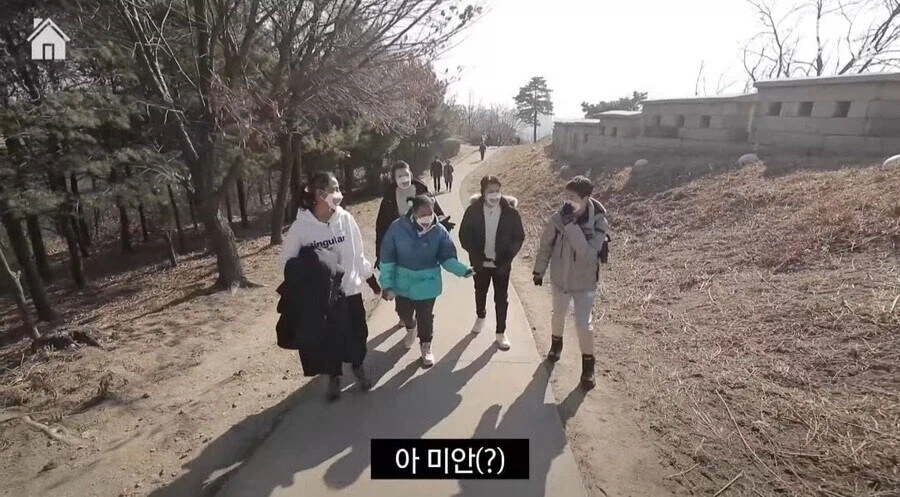 ??? : 이 성벽은 왜구의 침입을 막기위해 쌓은 것으로.._7.webp