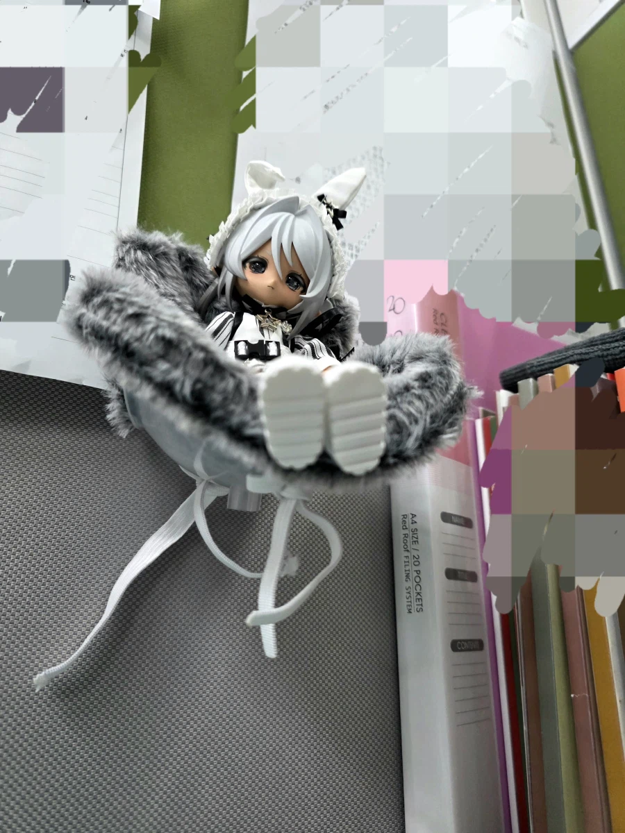 직장에 인형을 살포시 갖고와 놓았음_2.webp