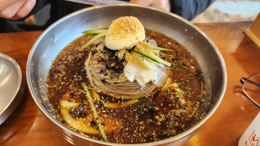 명절 음식이 질리면 막국수를 먹어요._1.webp