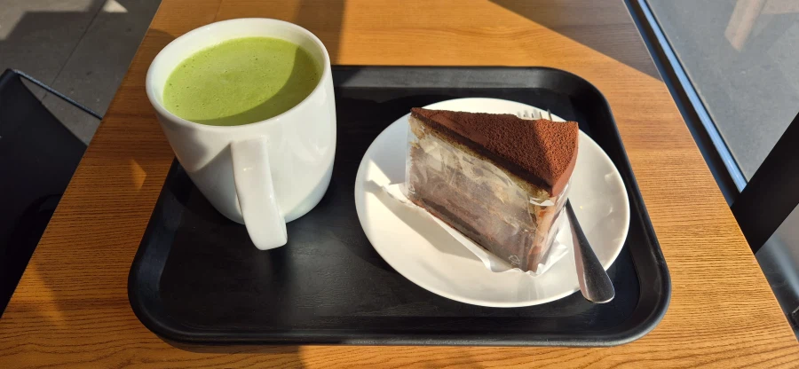 설 연휴 마지막 날에 스타벅스에서 제주 말차 라떼와 케이크를 먹어봤습니다._1.webp