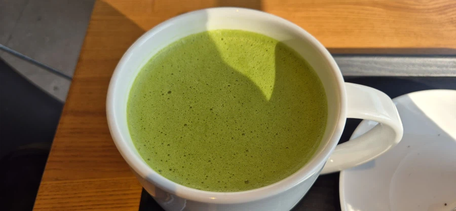 설 연휴 마지막 날에 스타벅스에서 제주 말차 라떼와 케이크를 먹어봤습니다._3.webp