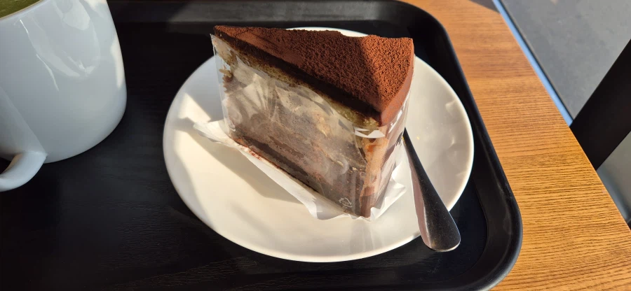 설 연휴 마지막 날에 스타벅스에서 제주 말차 라떼와 케이크를 먹어봤습니다._5.webp