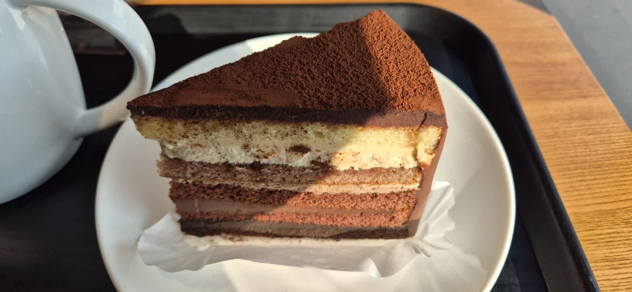 설 연휴 마지막 날에 스타벅스에서 제주 말차 라떼와 케이크를 먹어봤습니다._6.webp