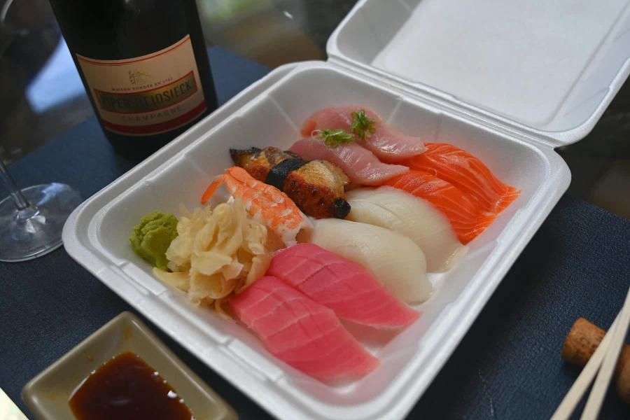 금욜 칼퇴근뒤 포장해온 모듬스시;ㅎ_2.webp