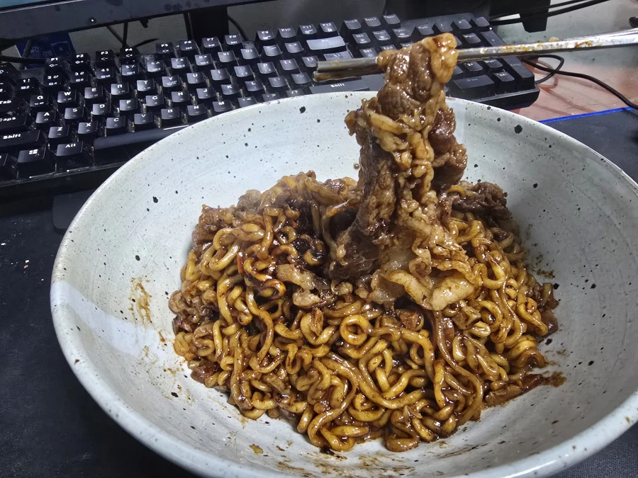 [돼억시니] 우삼겹 짜빠게티를 만들었습니다_2.webp