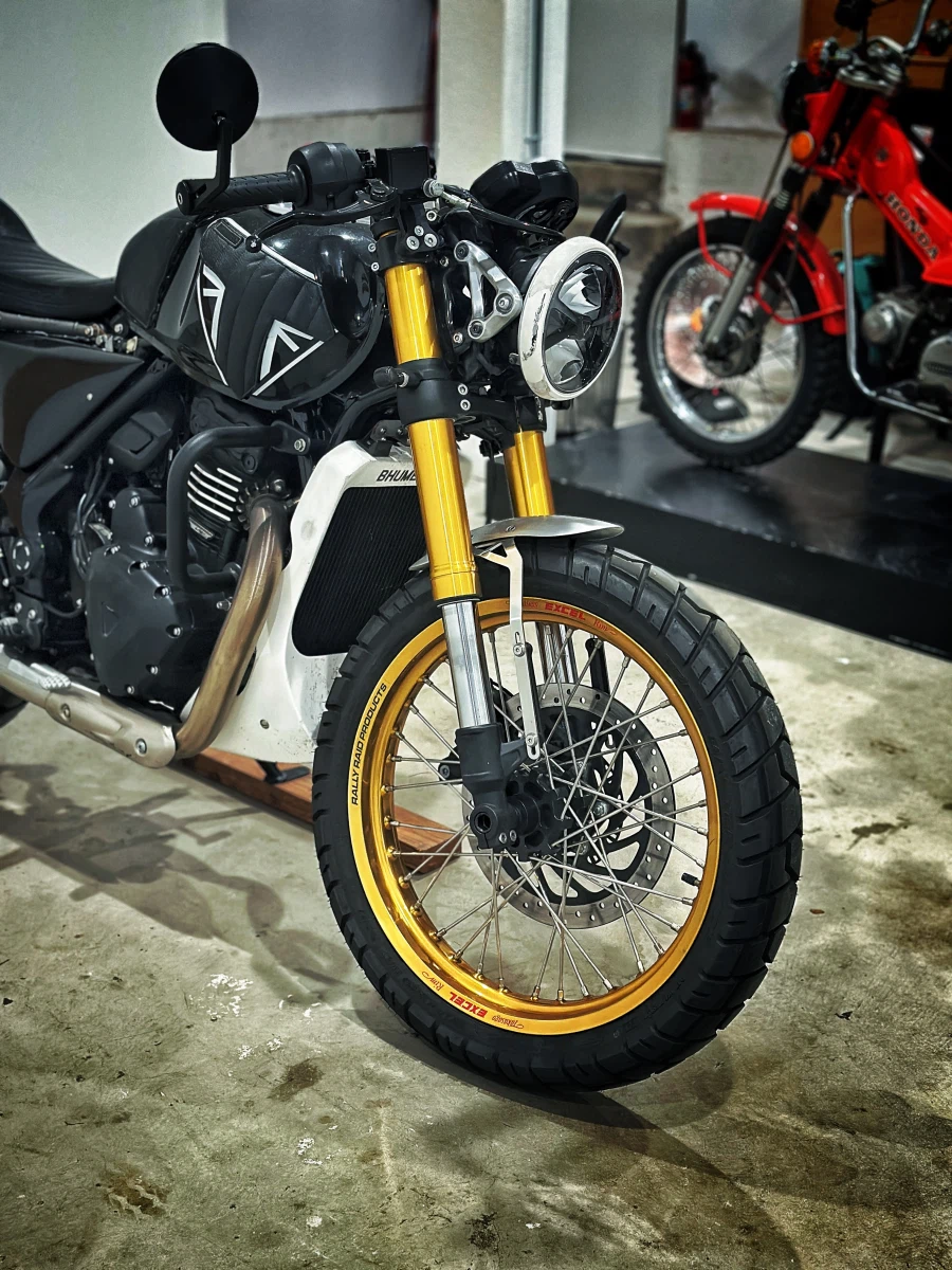 커스텀 트라이엄프 스피드 400 펜더 교체_2.webp